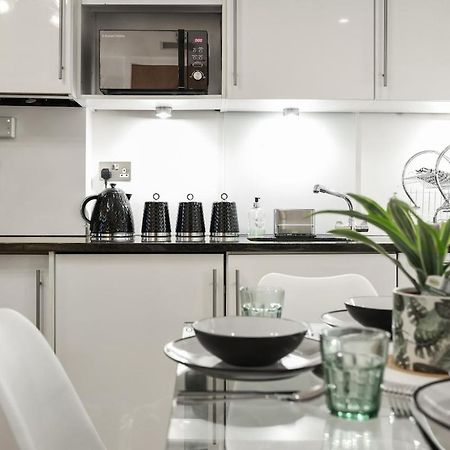 West End - Sleeps 5 - Amazing Location Apartment London Bagian luar foto