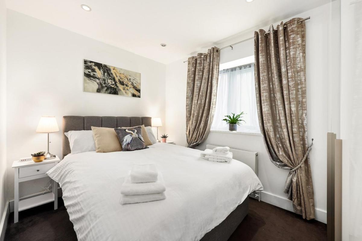 West End - Sleeps 5 - Amazing Location Apartment London Bagian luar foto