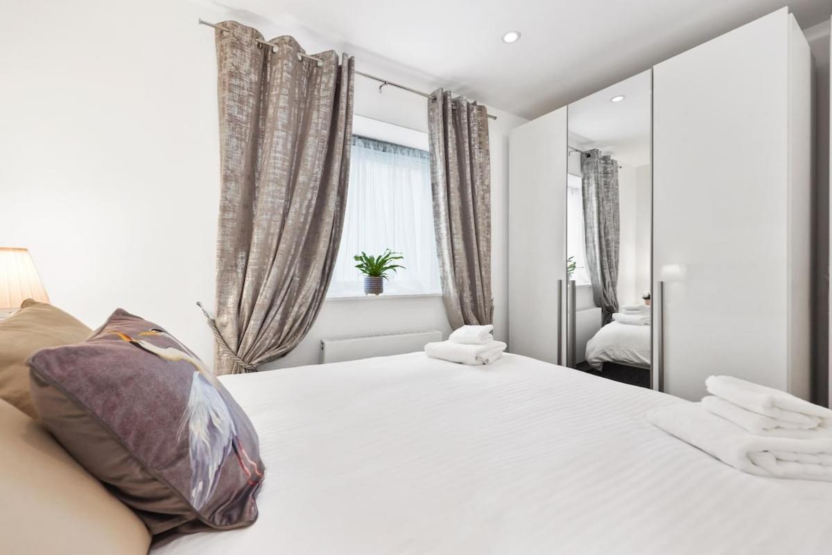 West End - Sleeps 5 - Amazing Location Apartment London Bagian luar foto