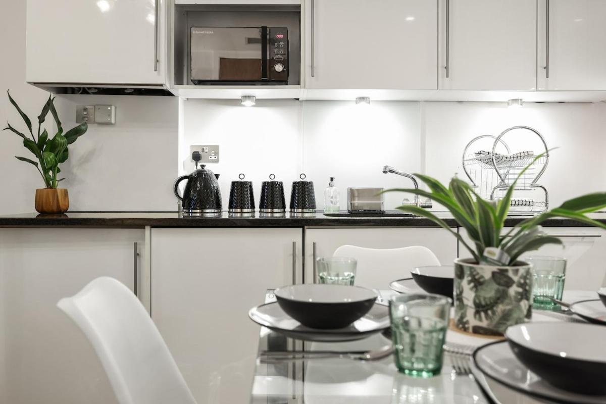 West End - Sleeps 5 - Amazing Location Apartment London Bagian luar foto