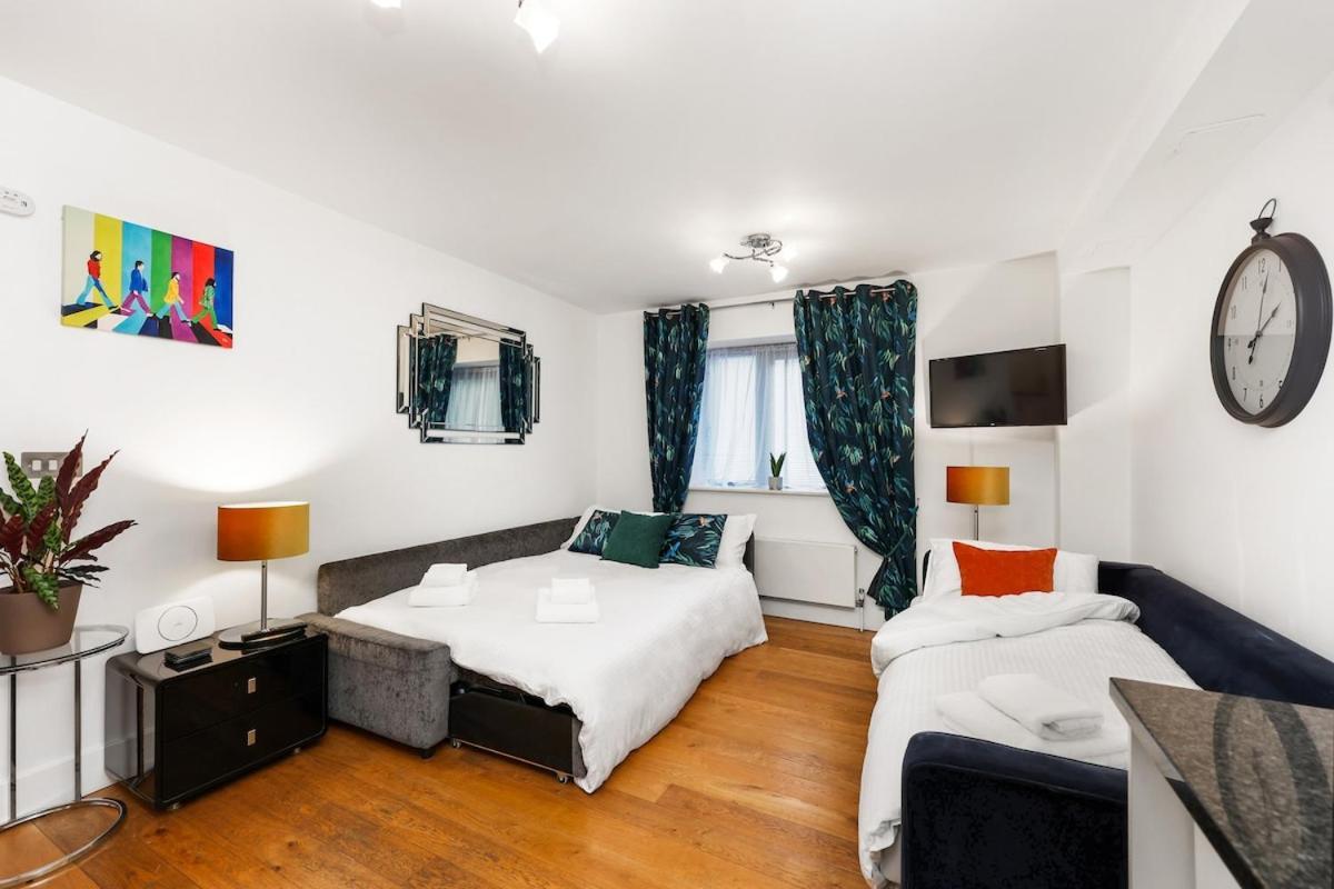 West End - Sleeps 5 - Amazing Location Apartment London Bagian luar foto