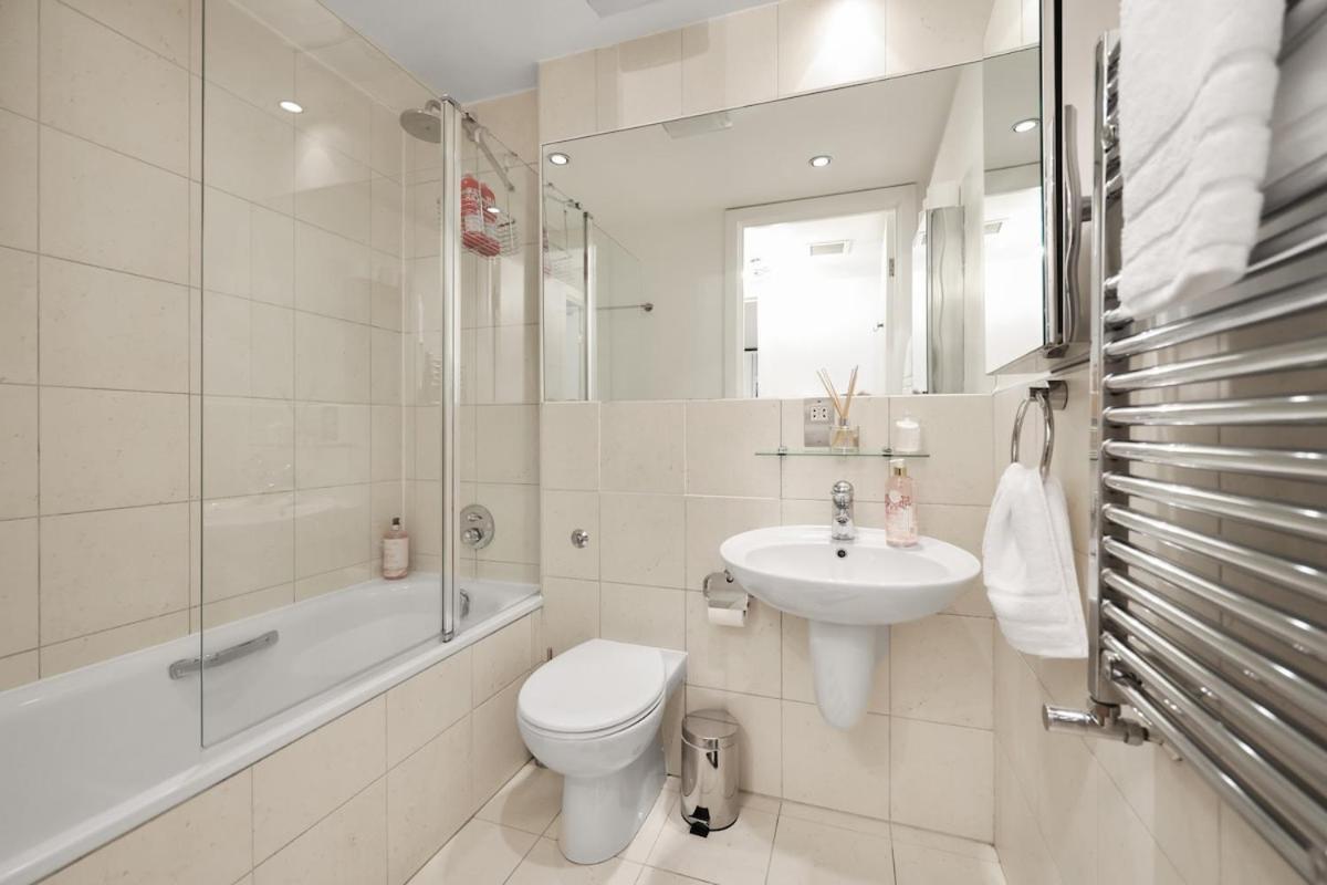 West End - Sleeps 5 - Amazing Location Apartment London Bagian luar foto