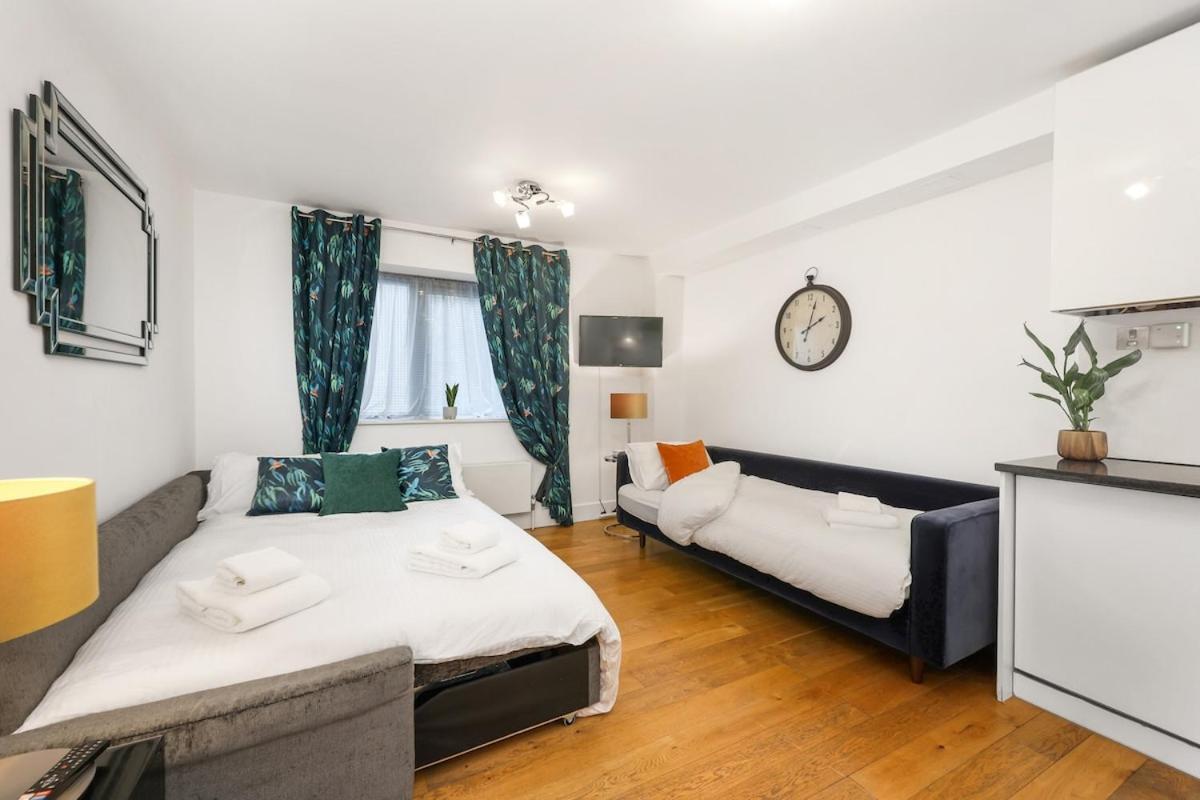 West End - Sleeps 5 - Amazing Location Apartment London Bagian luar foto