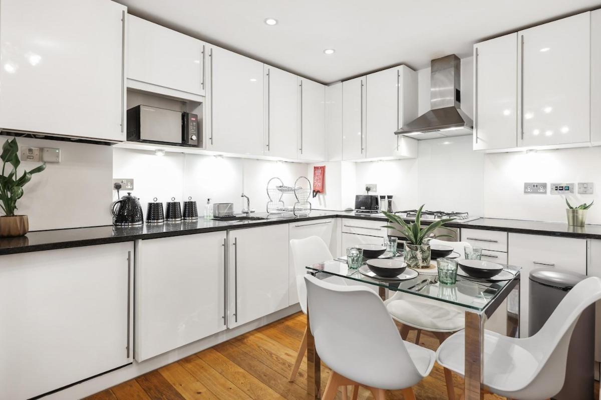 West End - Sleeps 5 - Amazing Location Apartment London Bagian luar foto