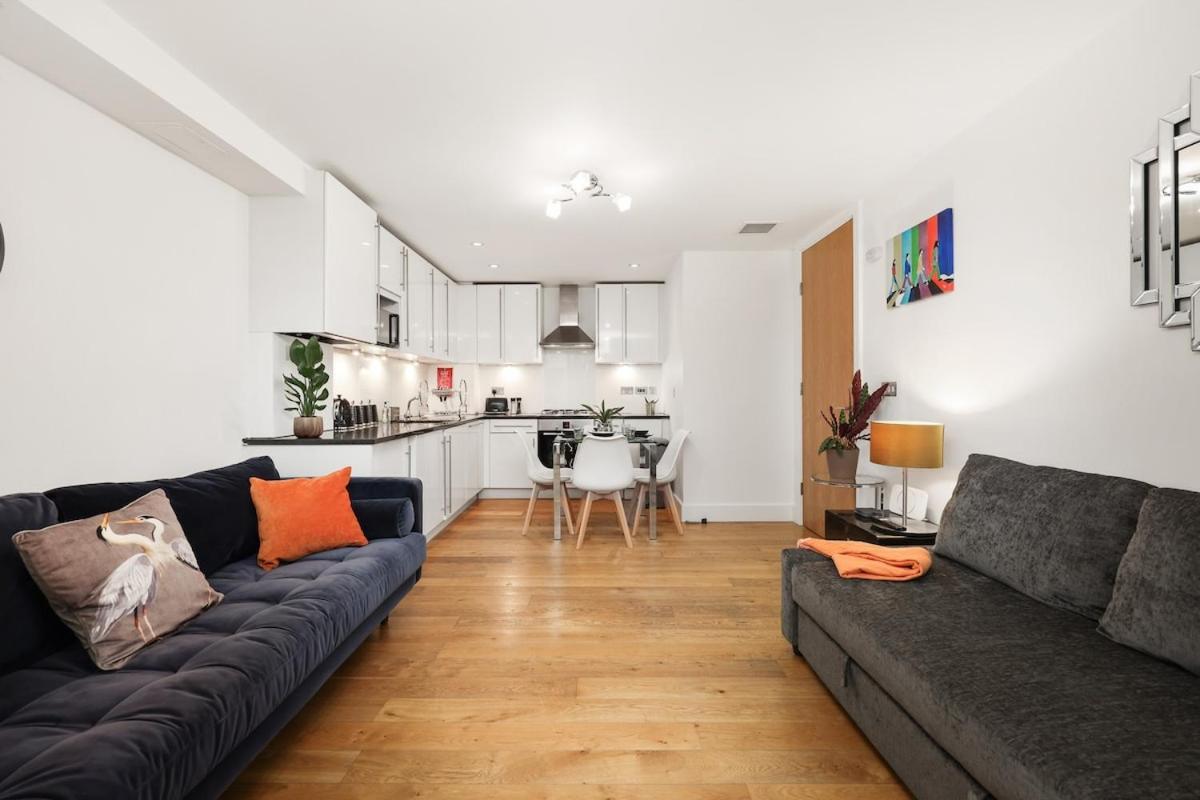 West End - Sleeps 5 - Amazing Location Apartment London Bagian luar foto